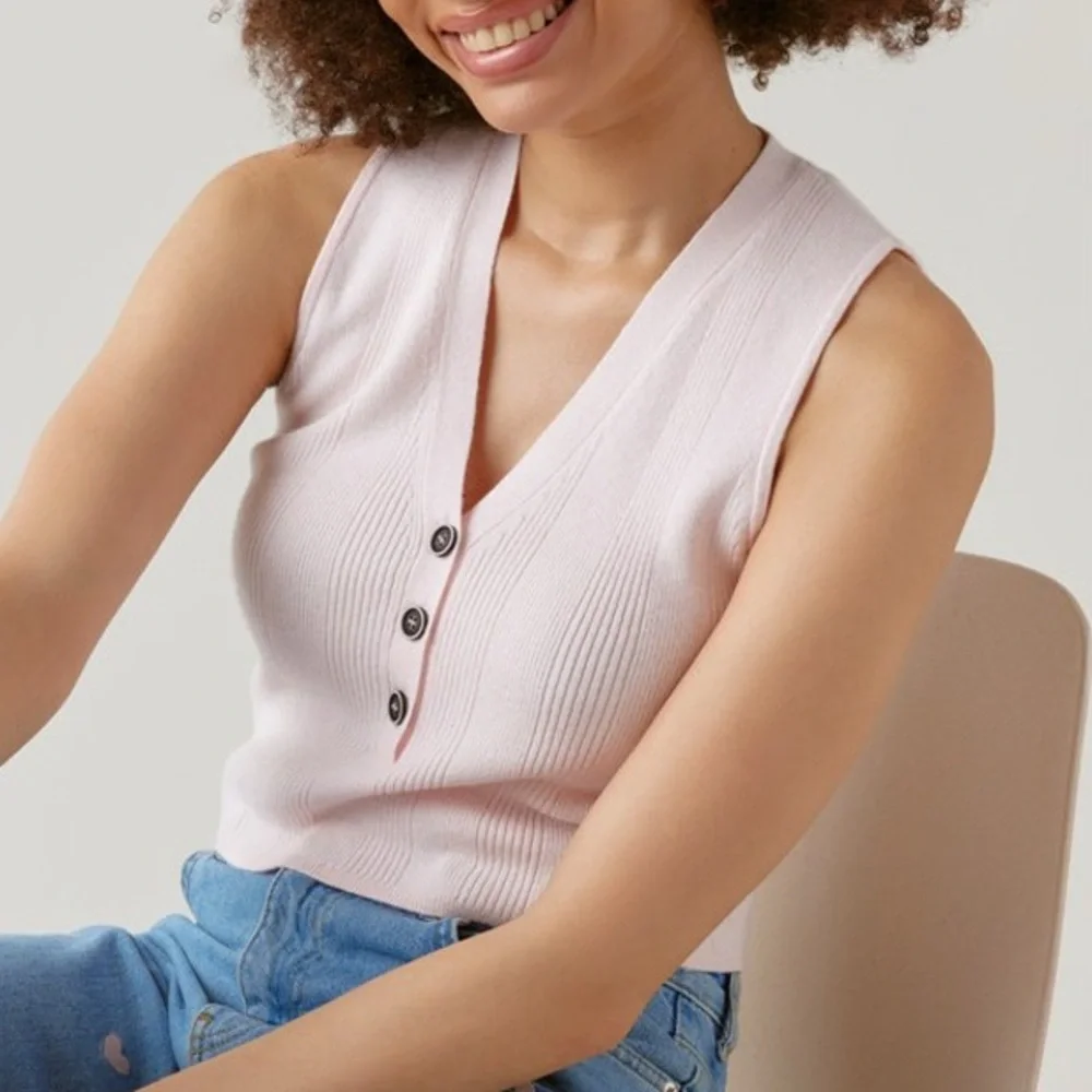 Pink Knit Cropped Sweater Tank with Buttons | Francesca’s | medium